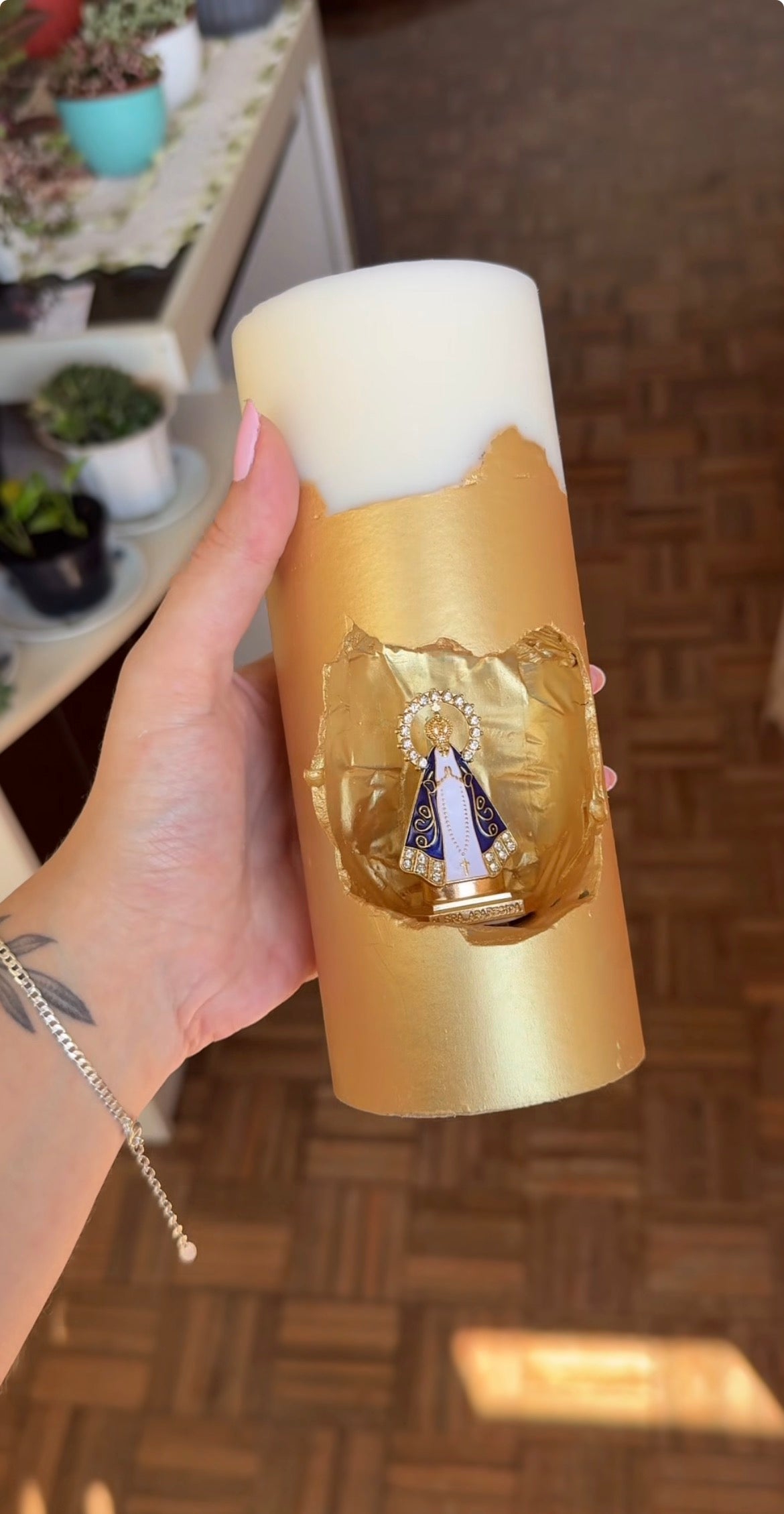 [Compre 1 e Leve 2]  Vela Artesanal Nossa Senhora Aparecida - Design Minimalista Ouro Premium
