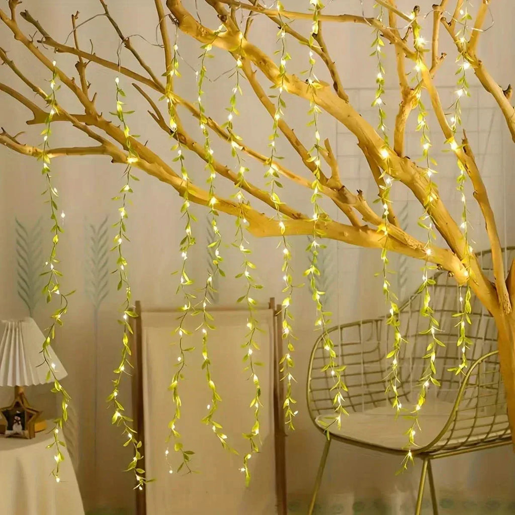 Cortina de Luzes Natalinas com Folhas – Encanto e Magia em Cada Detalhe