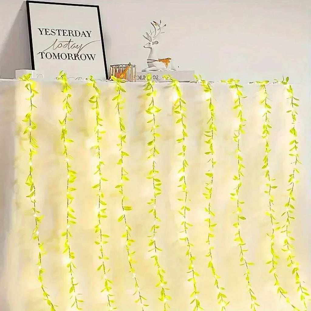 Cortina de Luzes Natalinas com Folhas – Encanto e Magia em Cada Detalhe