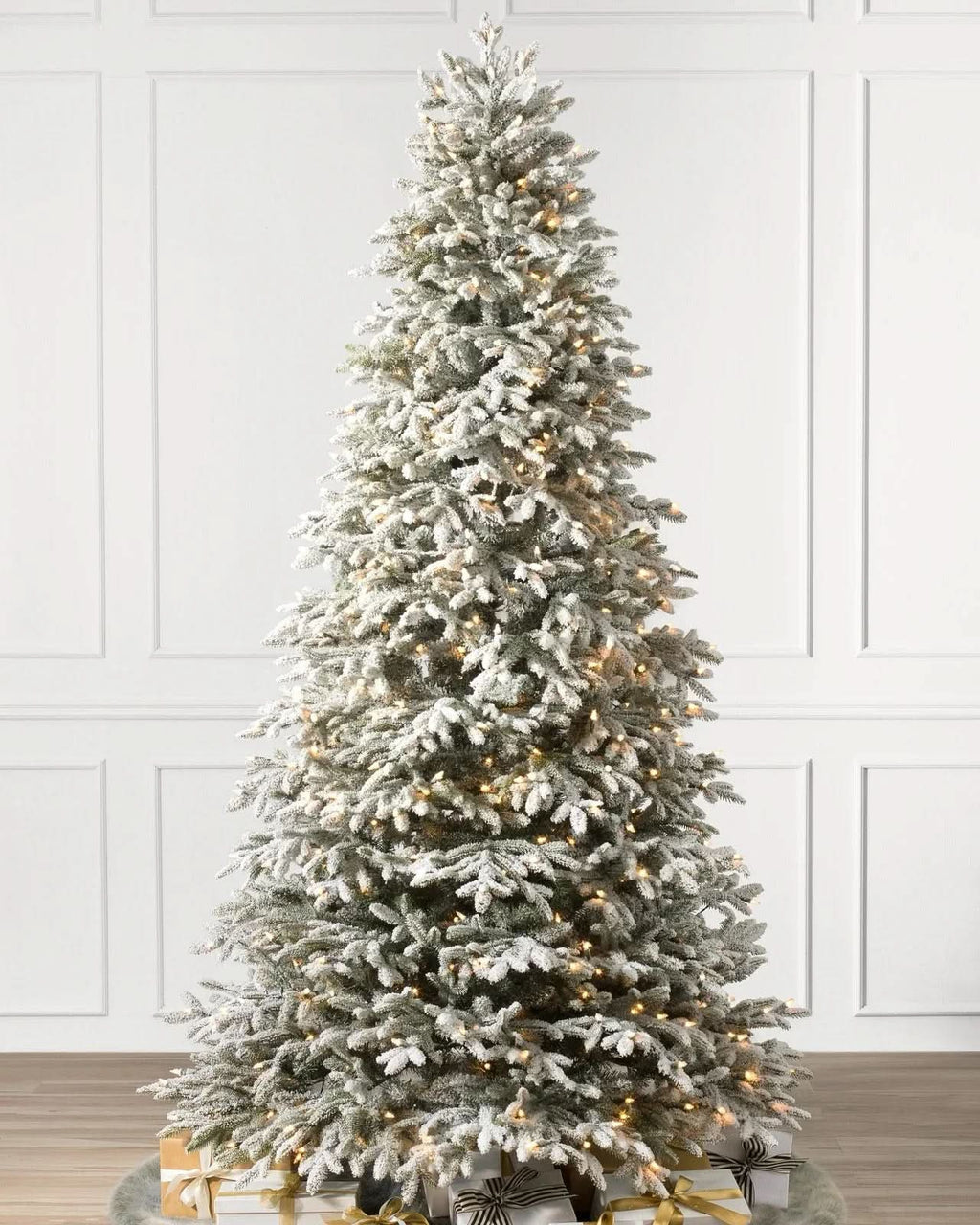 Árvore de Natal Nevada Frosted Fraser com Galhos Articulados, Suporte Metálico e Micro LEDs Embutidos