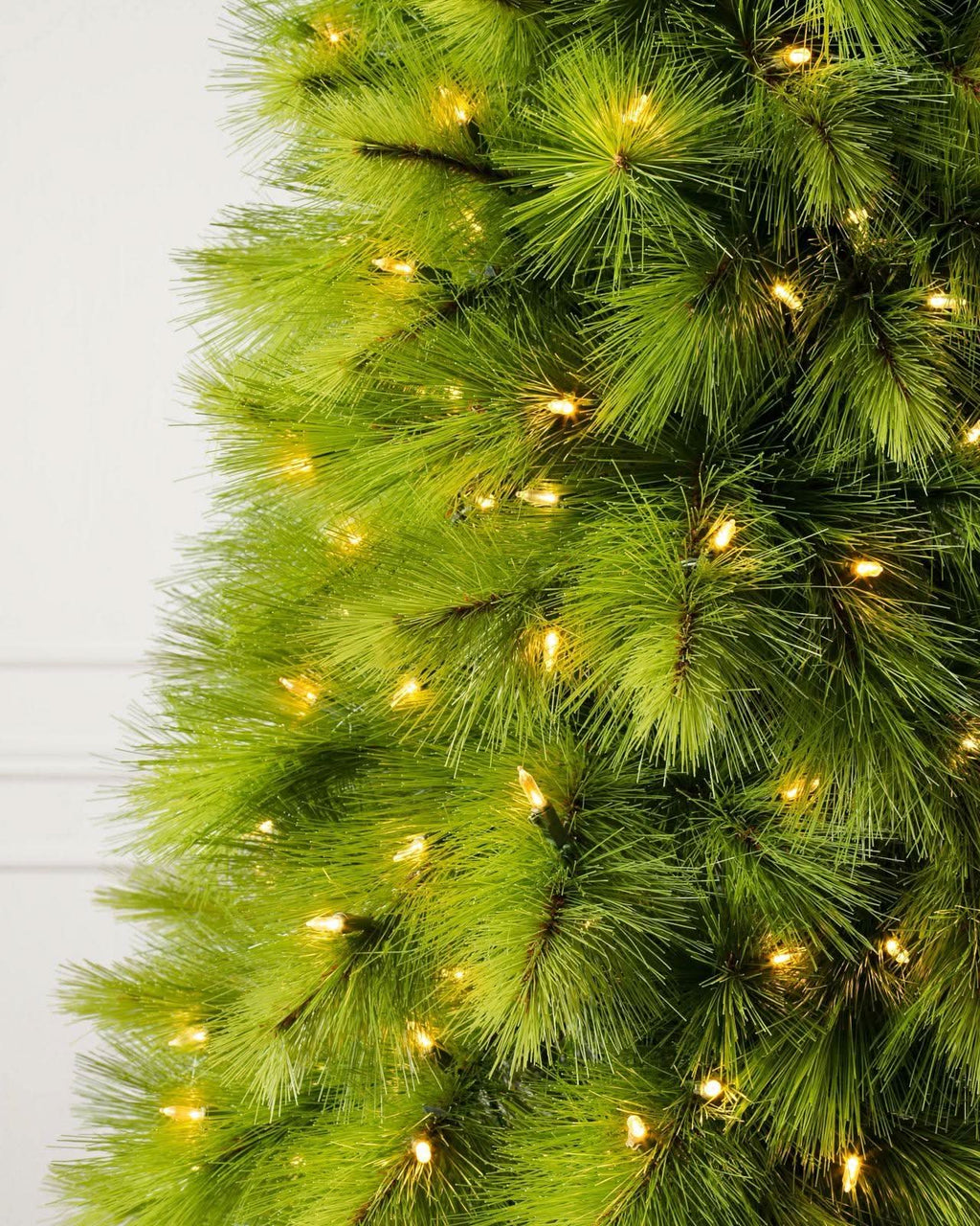 Árvore de Natal Monterey Pine Slim com Galhos Articulados, Suporte Metálico e Micro LEDs Embutidos